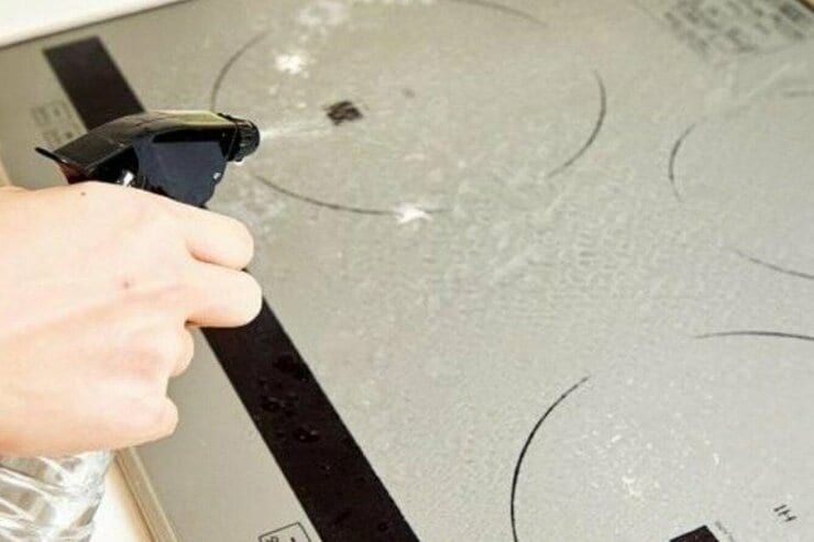 【時短家事】コンロ掃除は“夜の重曹スプレー”が正解でした│『LDK』が紹介