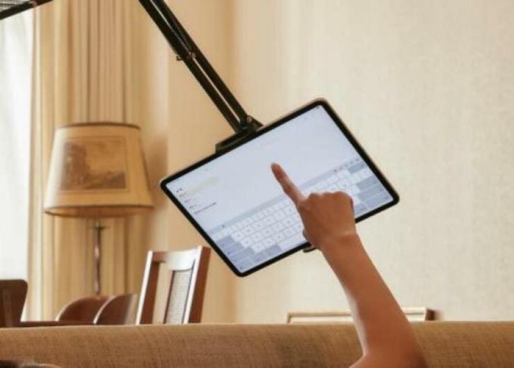家電専門誌が発見！ ごろ寝でも疲れない究極のiPad用アームスタンド