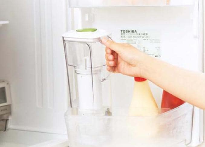 冷蔵庫のポケットにもスッキリ収まる！ 30秒で美味しい水を作れる浄水ポット