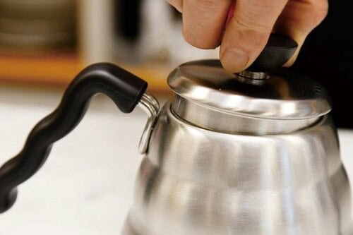 細めの湯量で丁寧に注げる安全性にも配慮された逸品 イメージ4