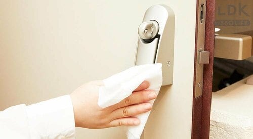 STEP1:ウエットシートを手で持ってドアノブを拭く イメージ