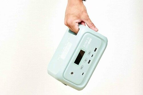 本体はこのクラスではやや大きめ。重さは約1.8kg 小型ポータブル電源おすすめ イメージ