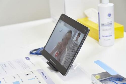 採取：オンラインで医師の指示通りに咽頭採取 イメージ