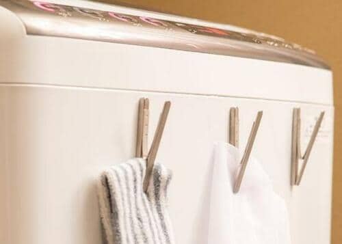 洗面所収納：イケアのクリップで洗濯ネットを挟んで洗濯機に イメージ