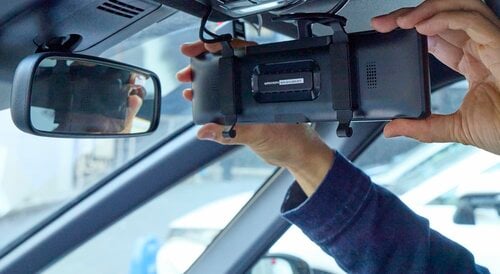 2箇所のゴムで挟むだけで設置 ミラー型ドライブレコーダーおすすめ イメージ