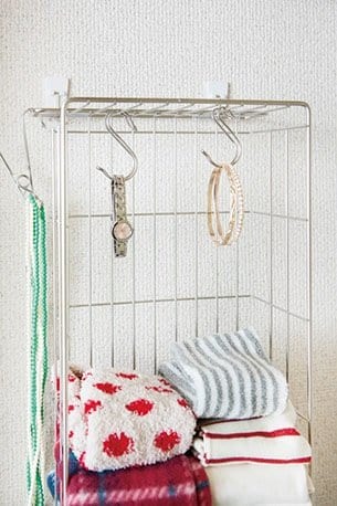 まな板立てとフックを使って衣類小物の収納ができます！ イメージ3