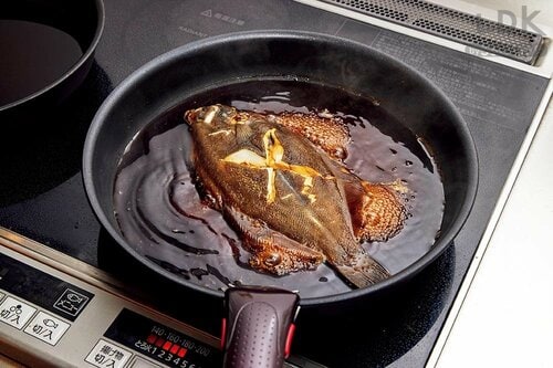 作り方1:下処理粉をまぶした魚をタレで煮る おかずの素おすすめ イメージ