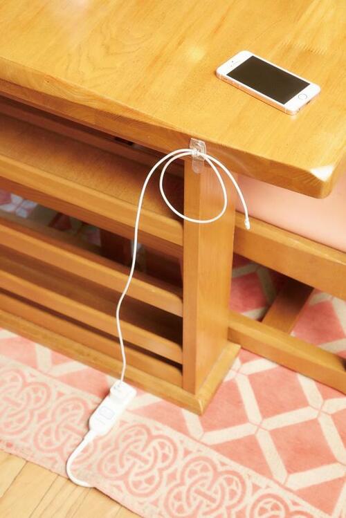 床に直置き充電コードはスリーエムのフックでスッキリ イメージ2