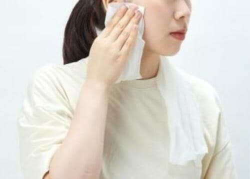 個包装で携帯もしやすい コジット「背中も拭ける 大判ウェットタオル」 イメージ3