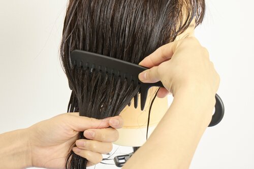 持ち手が細くフラット トリートメントコームおすすめ イメージ