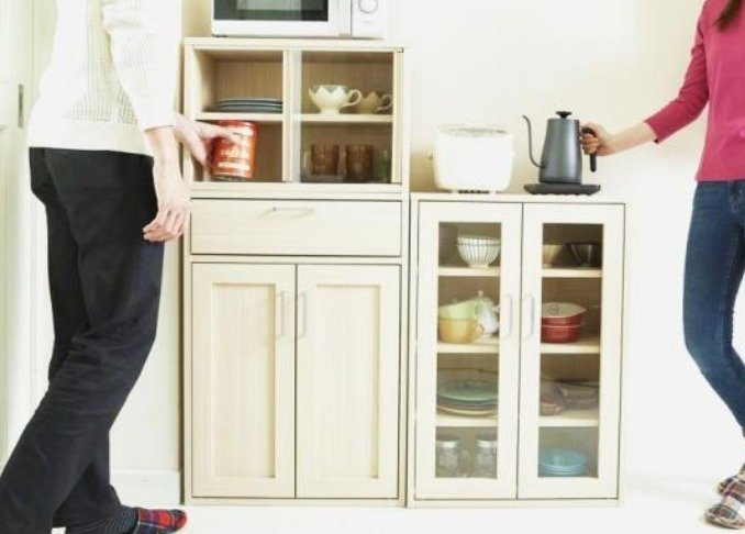買い足してアレンジ！ “連結できる食器棚”がひとり暮らしやカップルに最適です｜『MONOQLO』が紹介