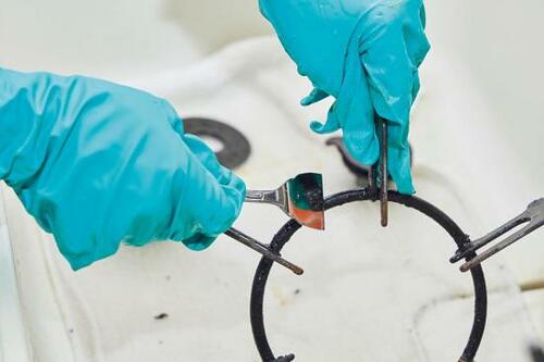 1:五徳はヘラでコゲを傷つけて洗剤をかける イメージ