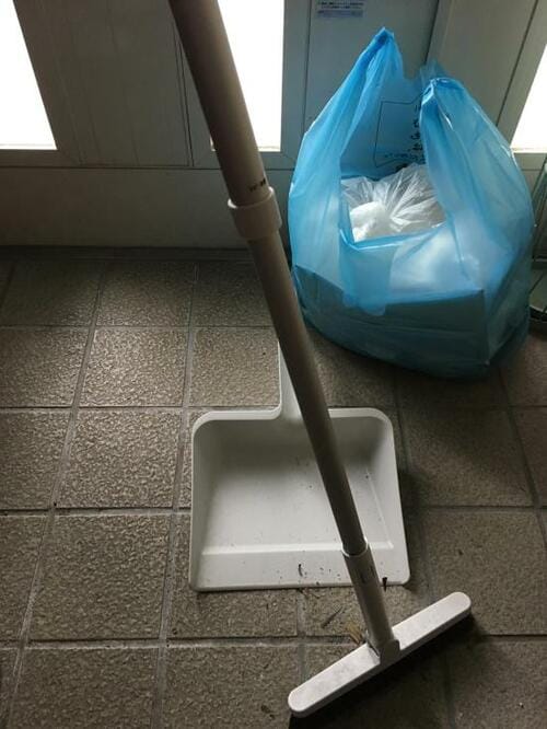 玄関掃除はゴミの日だけ？自立するから砂も入れやすい イメージ2