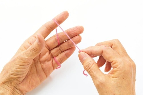 2：人差し指を立てて糸を張る イメージ