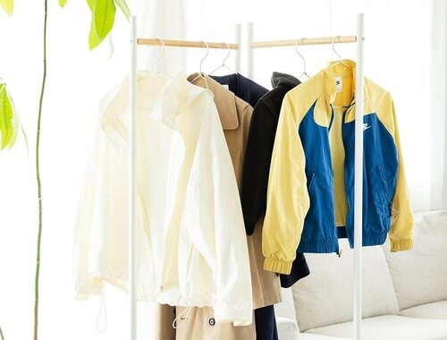 脱ぎっぱなしのアウター類はハンガーラックに掛けよう！ ハンガーラックおすすめ イメージ
