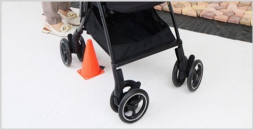 4輪フリーなので左右の平行移動も可 A型ベビーカーおすすめ イメージ