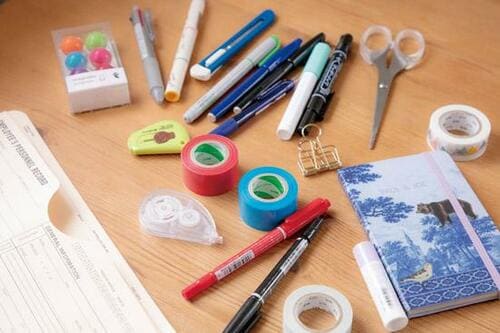 ついつい汚れがちな机の上は 卓上クリーナーで簡単キレイに！ イメージ