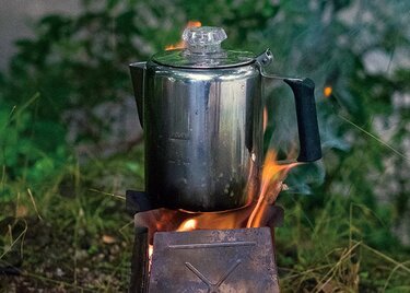ポットごと焚き火にin アウトドアコーヒー最強入門 パーコレーター編 他と差がつく淹れ方教えます 360life サンロクマル