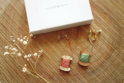 ほつれないようにそうっとね 「ちいさな糸巻きピアス」 イメージ