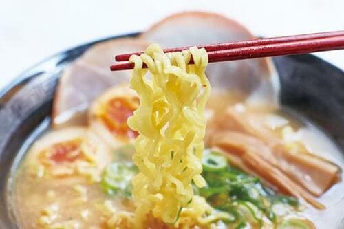 プロのポイント1.麺にコシを求めるなら細麺より太麺を 冷凍ラーメンおすすめ イメージ