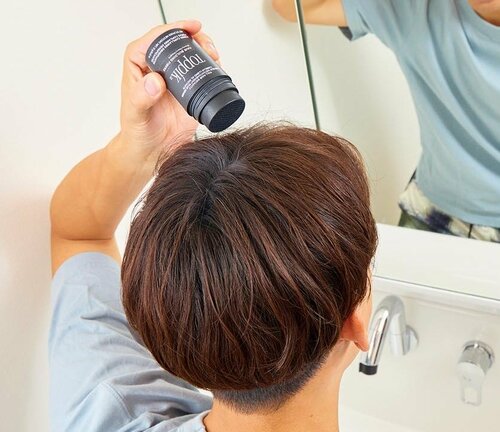 増毛パウダーを使っている男性
