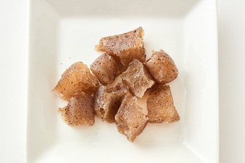こんにゃくや豆腐は冷凍するとお肉のような食感になります