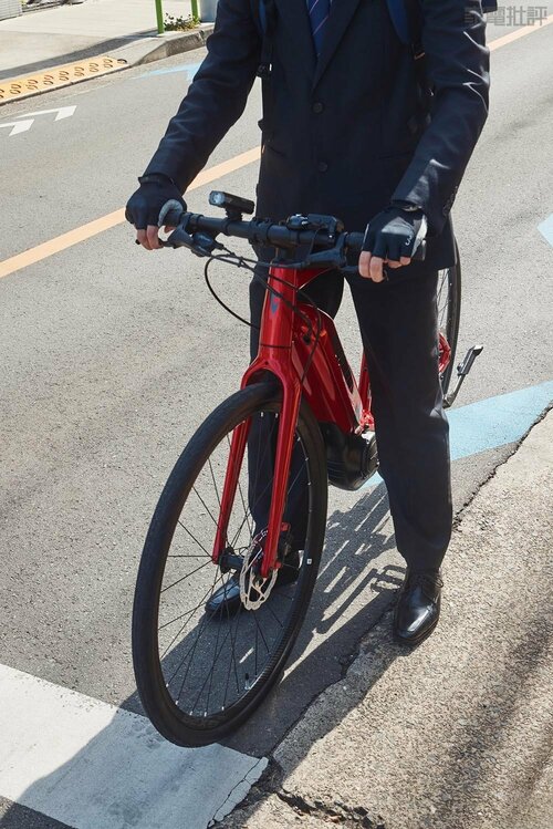 停車中は降りてこの姿勢に! e-bikeおすすめ イメージ