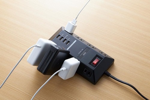 大きい充電器でも互いに干渉せずに挿せる イメージ