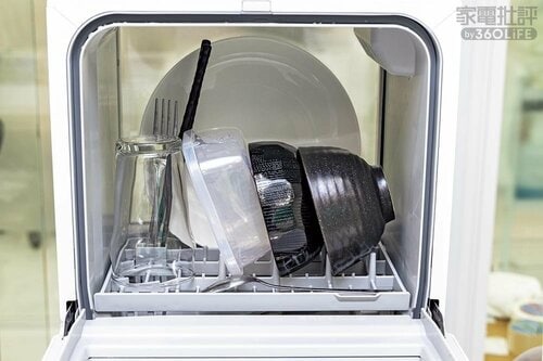 高温のお湯でしっかり汚れを落とす! コンパクトな食洗機おすすめ イメージ