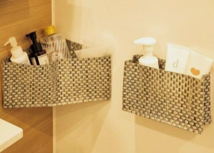 【壁ぎわ収納】新しいお風呂グッズ「メッシュポケット」の実力は？│『LDK』がプロと比較