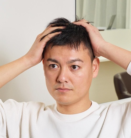 3:根元近くからしっかりと全体になじませる メンズヘアジェルおすすめ イメージ