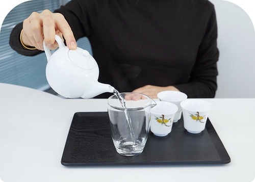 手順2：1のお湯をピッチャーへ注ぐ イメージ