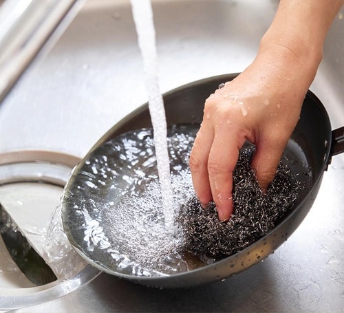 水で洗う→空焚き→油を塗る お手入れは慣れたら簡単 キッチン用品おすすめ イメージ