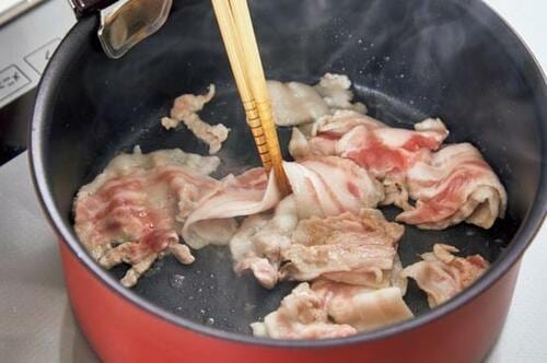 1:肉を先に鍋で炒める イメージ