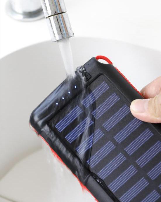【2位】アウトドア用で付加機能満載CXLiy モバイルバッテリー