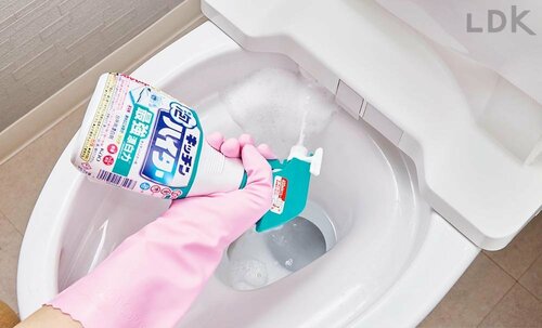STEP1:フチ裏に全体に吹きかける トイレ洗剤おすすめ イメージ