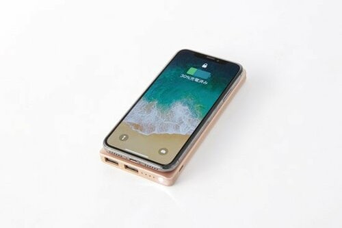 重ねるだけで充電Qi対応モバイルバッテリーです