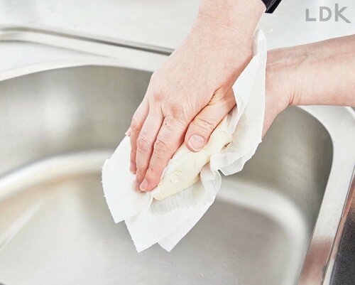 3：キッチンペーパーで押さえて水を切る 木綿豆腐の冷凍保存術おすすめ イメージ