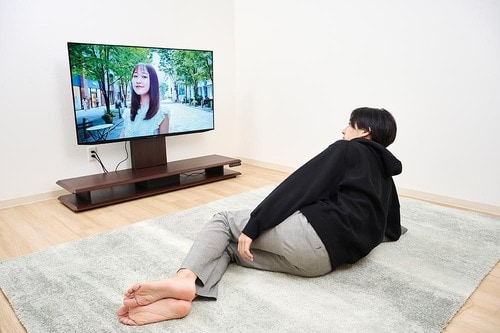 3:床に寝ながらテレビを見る イメージ