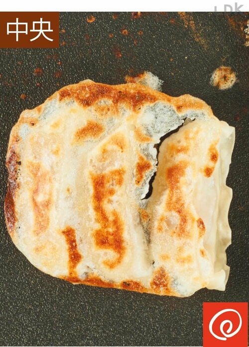中央で焼いた餃子の仕上がり ホットプレートおすすめ イメージ