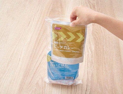 1:袋にパウチと発熱剤を入れる 非常食おすすめ イメージ