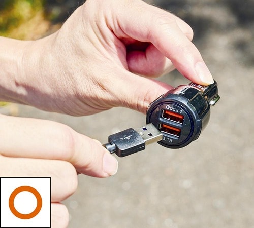2口のUSBポートを備える 車用スマホホルダーおすすめ イメージ