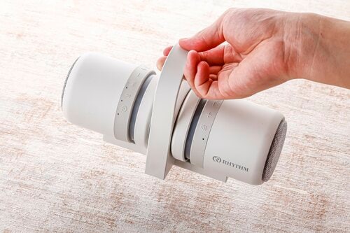 充電スタンドに装着したまま使用でき、持ち運びも便利! 防水スピーカーおすすめ イメージ