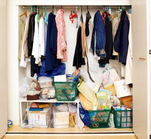 奥行きのないクローゼットは上にものを重ねてしまっちゃう イメージ