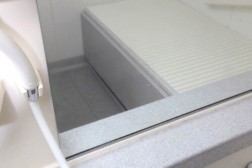 【鏡そうじ方法】レモン汁パックで汚れをやわらかくする