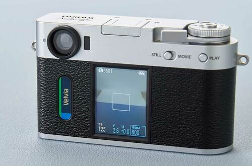 ハーフサイズカメラを意識させる縦型液晶 富士フイルム X halfおすすめ イメージ