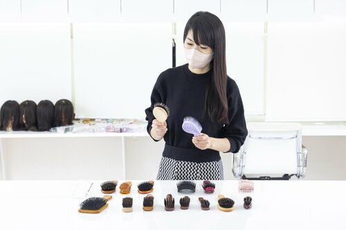 人気ヘアブラシ20製品のテスト方法は？ ヘアブラシおすすめ イメージ