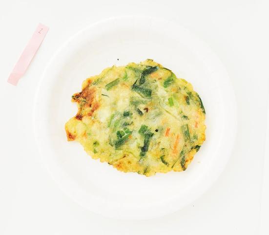 ダシが効いた生地が美味!業務スーパー「野菜たっぷりチヂミ」