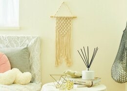 「見せたくなる寝室」500円で叶う！ 狭くてもオシャレのコツは“壁づかい”でした