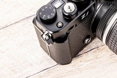 NICON  フイルムカメラ フィルムカメラのようなレトロデザインが人気！ニコン「Zf」の